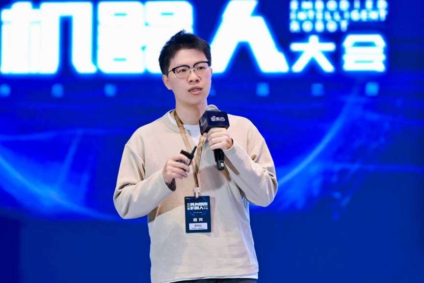 人形机器人落地干货硬核输出，首届具身智能峰会，燃爆了！