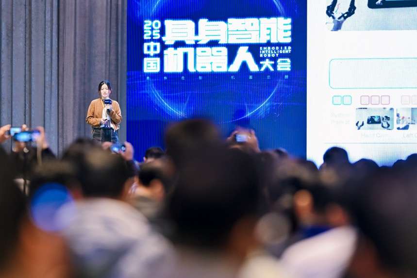 人形机器人落地干货硬核输出，首届具身智能峰会，燃爆了！
