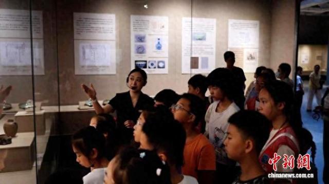 图为讲解员为现场观众带来生动的专题讲解。桂林博物馆供图