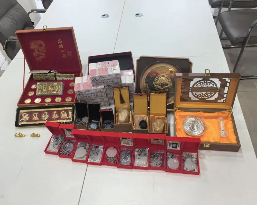 这是警方查获的诈骗团伙直播所用道具。（受访对象供图）